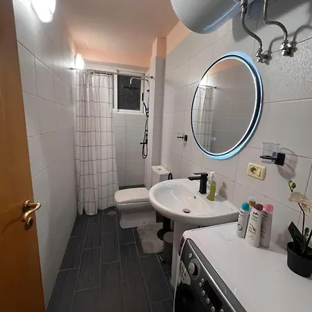 Kevin's 3 Bedroom ティラナ