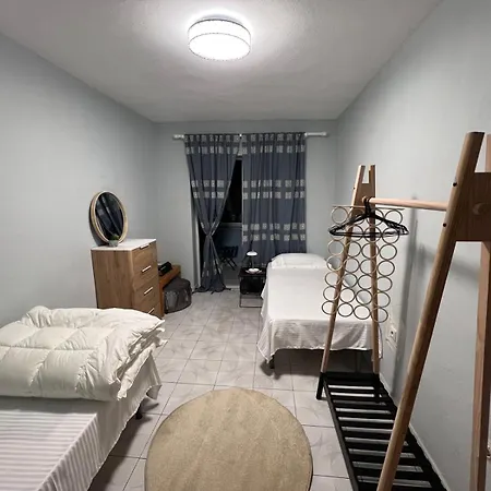 Kevin's 3 Bedroom Apartmán Tirana