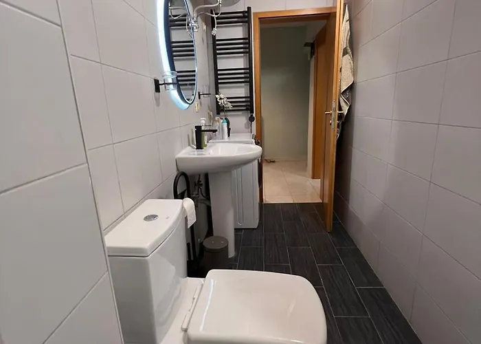 Kevin's 3 Bedroom דירה *